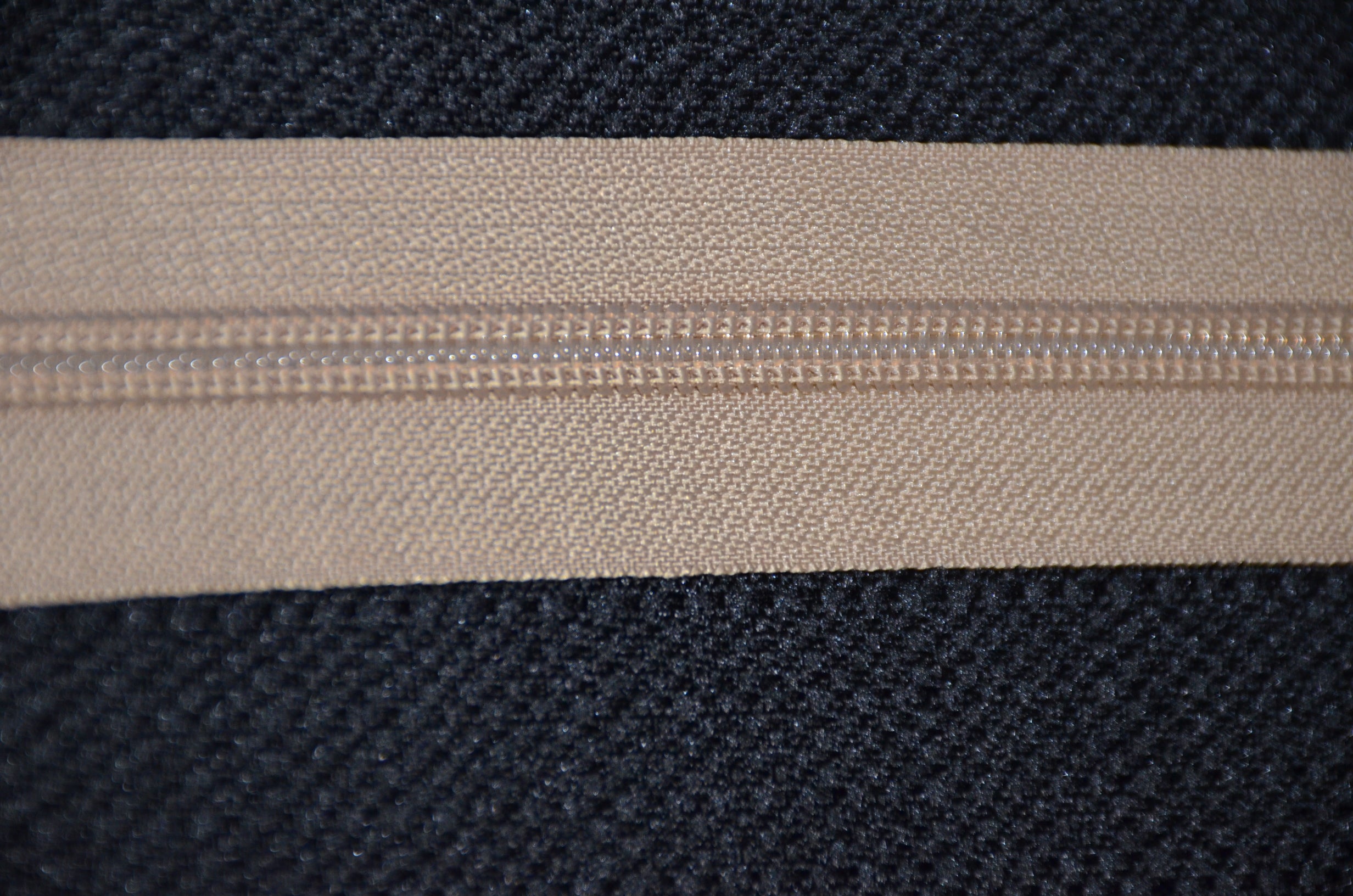 Zipper No.5 Beige. 200 yards