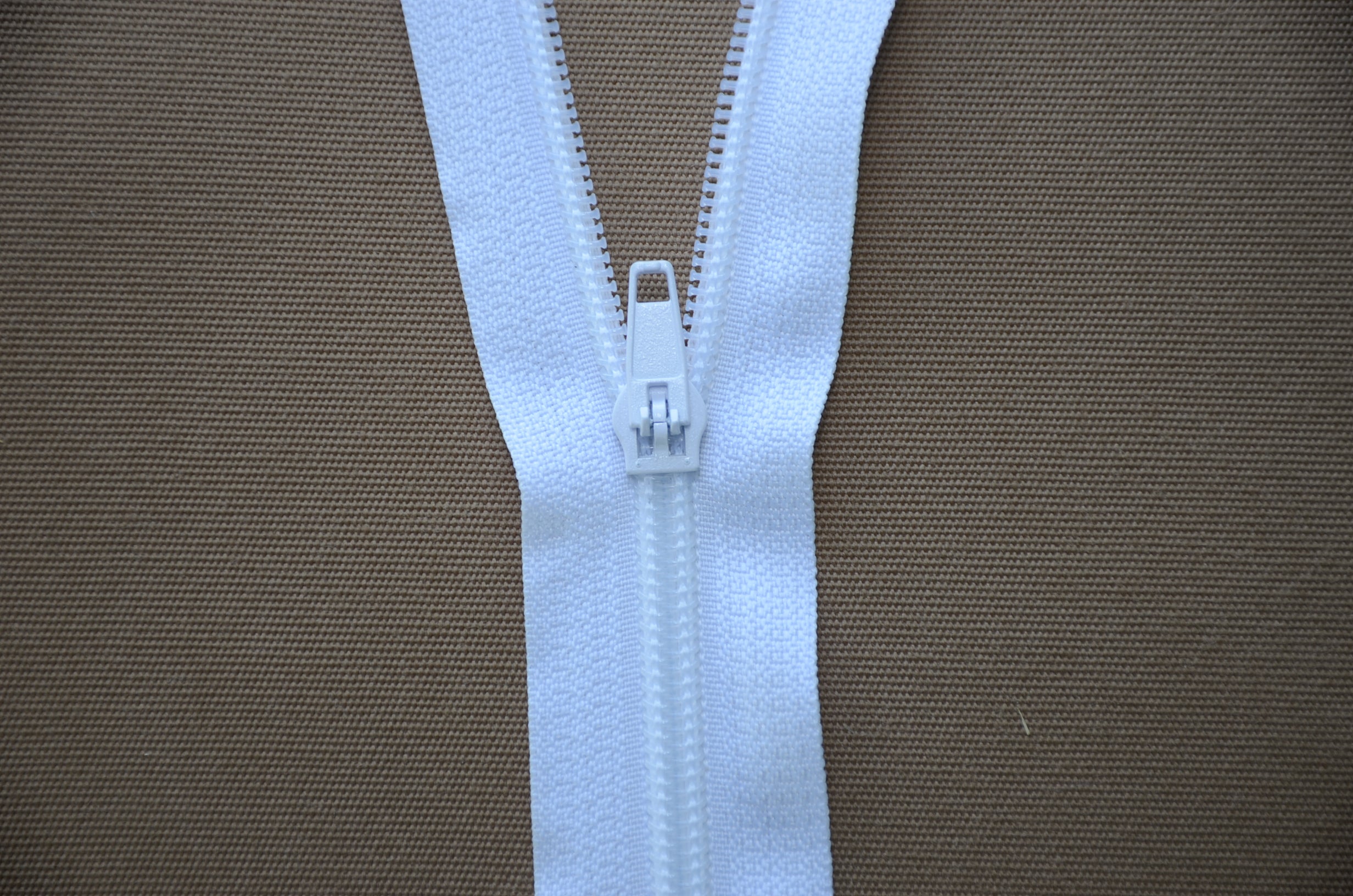 Zipper No.5 White. 200 yards